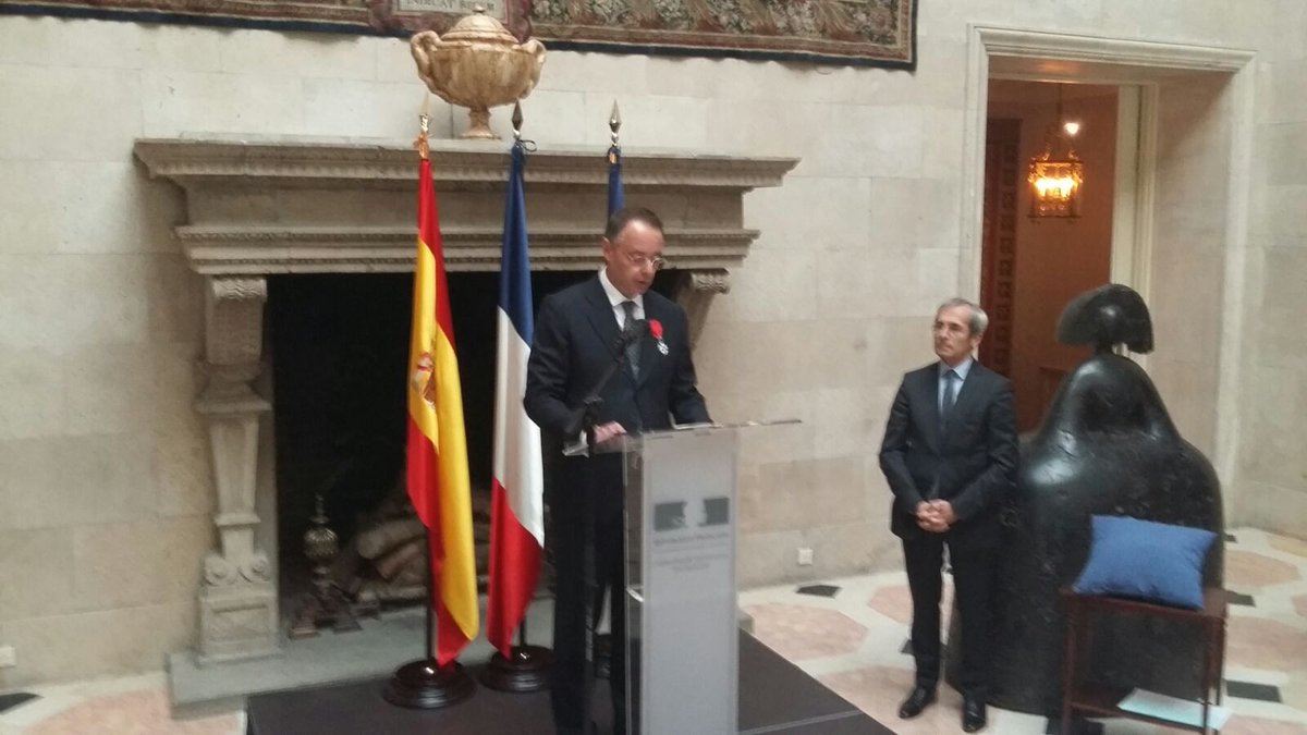 CDMF_CEU's tweet photo. Felicitamos a Manuel Tuero Secades, Dir. del @boegob, quien ha recibido hoy la Legión de Honor. @CDMF_CEU-@boegob en https://t.co/hYwdmhURsy https://t.co/YtnNPIgiK1
