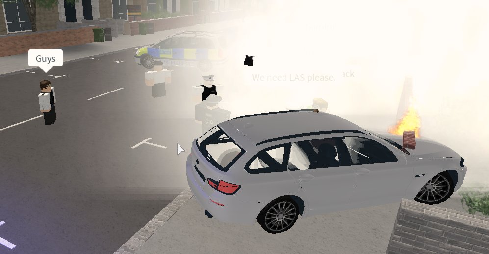 HumbersidePoli1's tweet photo. MET, SFC and RPU respond toa  car crash down a residential street in Highbury today. @HighburyInfo @XentlyRBLX @Ex_lus @British_Admiral https://t.co/jJvBEi4HWf