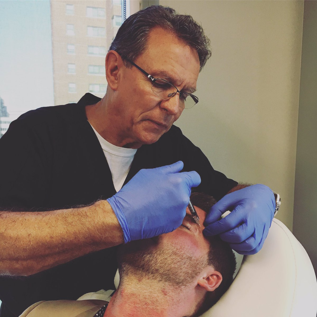 PlasticIllinois's tweet photo. Dr Glyn Jones injecting Botox in a male patient 💉 👴🏼-->👦🏻#ILCPS #Botox #MaleBotox #BroTox #PeoriaIL #DrGlynJones https://t.co/SrhSJyMvw2