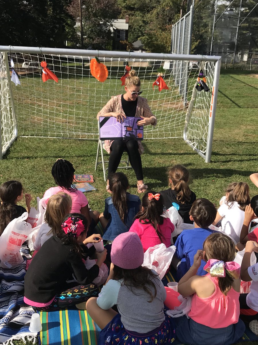 melaniearfman's tweet photo. Deasy’s school children visiting pumpkin patch.  Thank you Deasy PTA #Pumpkinpatch #DeasySchool https://t.co/j4yasSxn7Y