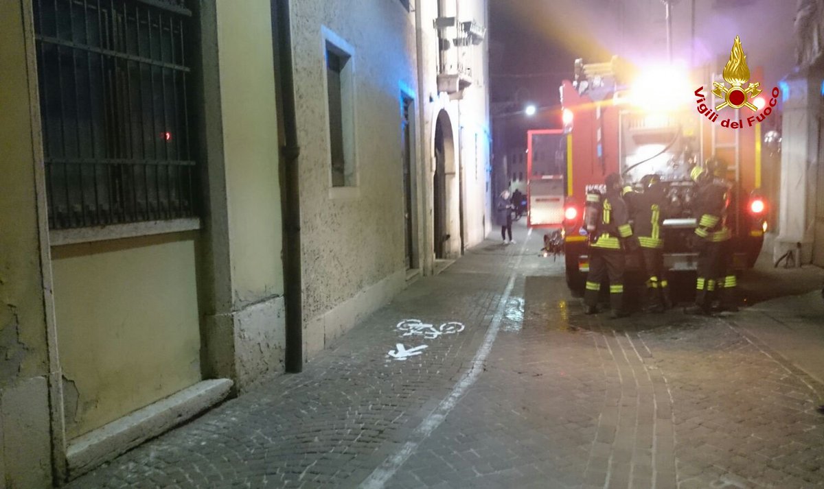 vvfveneto's tweet photo. #23ott 1900 Schio(VI), brucia cuscino e materasso all’interno di un appartamento #vigilidelfuoco  limitano i danni #soccorsiquotidiani https://t.co/1XONnFeXjb