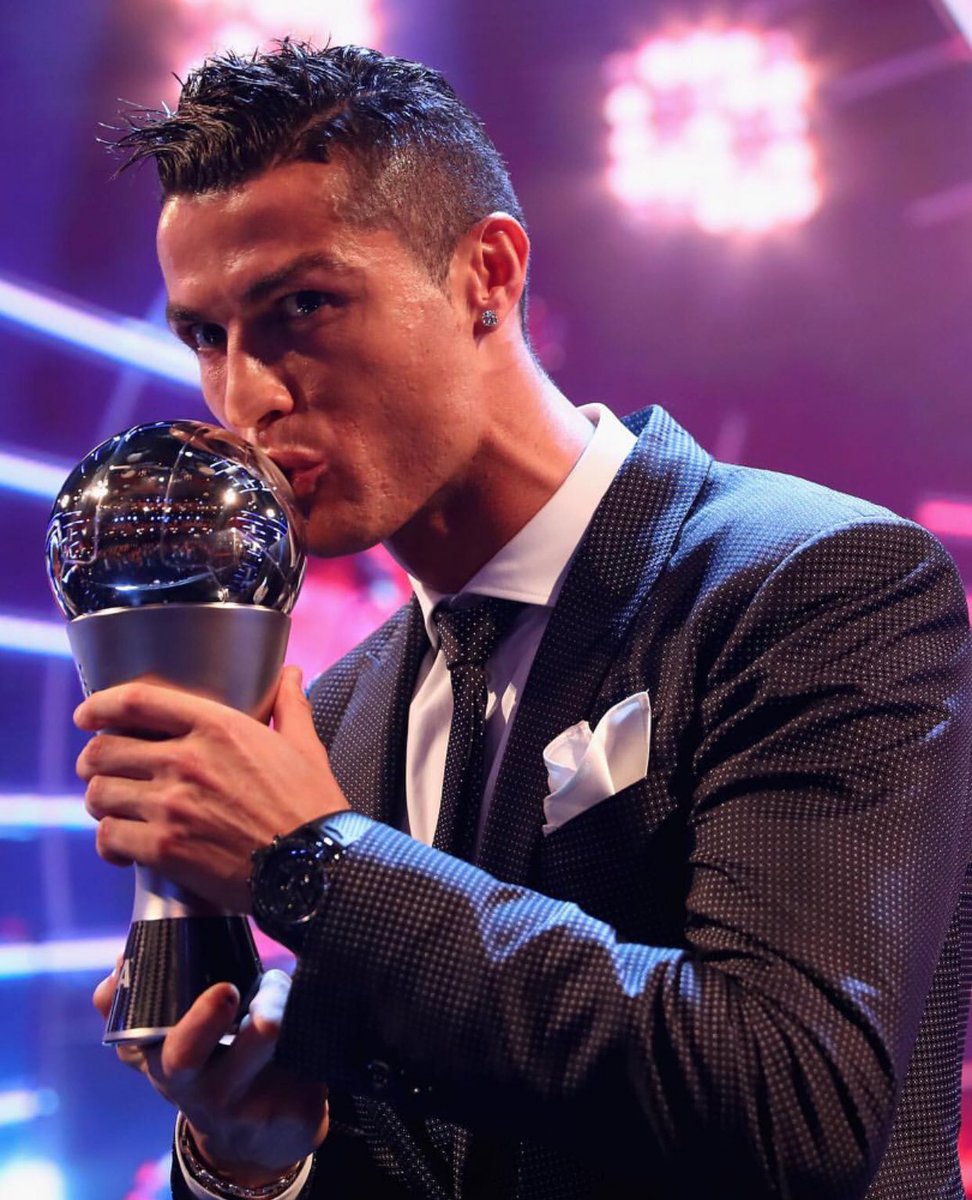 SportsFanaticos's tweet photo. 48 partidos, 44 goles, 10 asistencias y 4 títulos en 2017. Te puede gustar o no, pero la calidad de Cristiano #Ronaldo es INCUESTIONABLE. https://t.co/9qQcYK759r