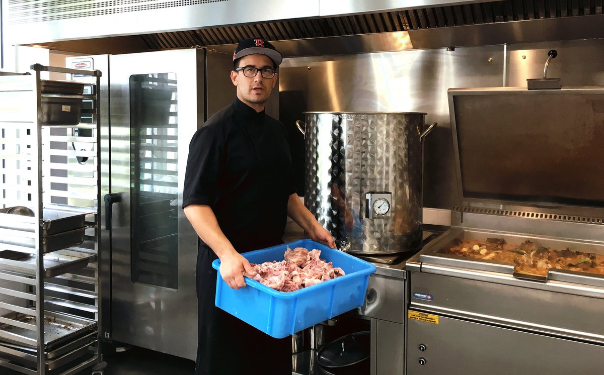 lartisansaucier's tweet photo. Place au poulet...! 140kg https://t.co/uTz7I7P4j9