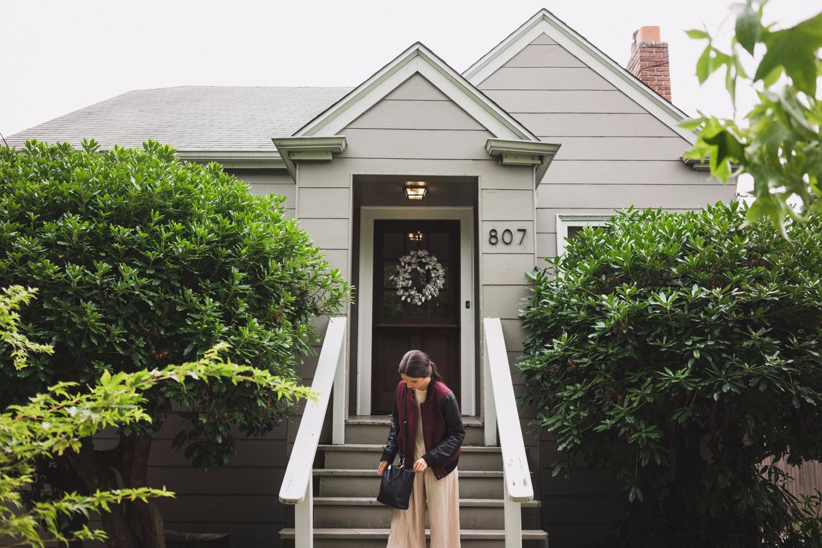 Airbnb's tweet photo. When your office for the week is a walk away from the water, your lunch breaks might have to include scenic strolls.
https://t.co/j8LK5hJCWA https://t.co/gzZKNAbAOs