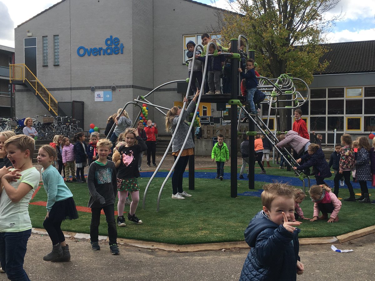 Nieuw speeltoestel op schoolplein van <a href="/bsdeborch/">bsdeborch</a> en @bsdeoverlaet in Rosmalen: 'Het is best wel vet' (video) bit.ly/2la1uvk