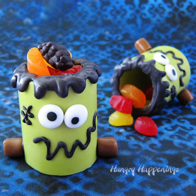 These Frankenstein Snack Cups are perfect for Halloween! #WelchsFruitRolls #UnrollTheFun #ad bit.ly/2xQMRmx #WelchsFruitSnacks