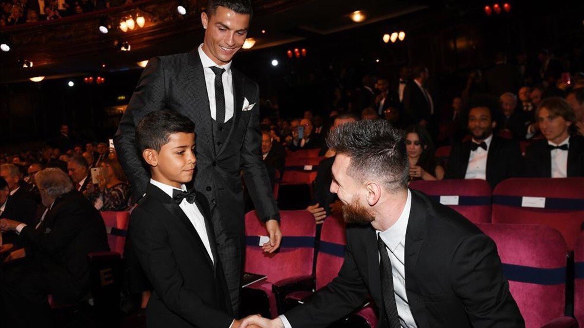 mariagandrade's tweet photo. Que coisa boa, esta fotografia. Messi, Ronaldo e Cristiano Jr. Eles, as expressões. https://t.co/JVmCVjrJjS