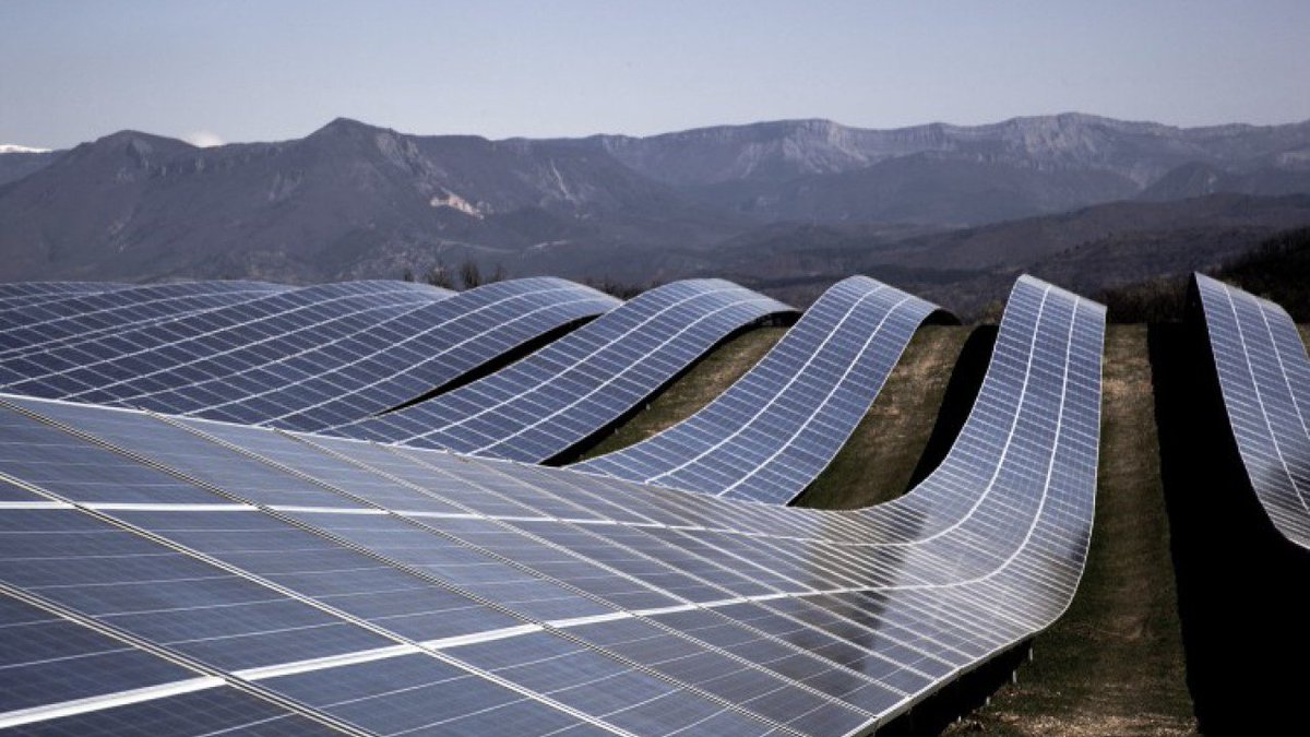 SolectSolar's tweet image. "Prices for solar projects are falling so fast, the cheapest prices in 16 became the ceiling price for #solar today" ow.ly/guyH30g4Sph