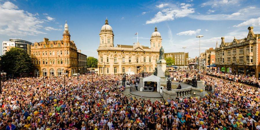 NEWS: Thousands turn out in Hull for opening of new shop selling shit tacky stuff bit.ly/2iuKsr8