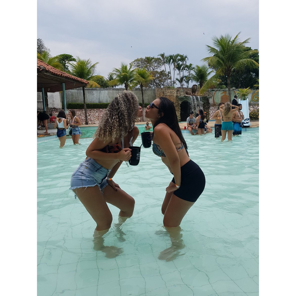karoliny_rs's tweet photo. Kalangamos da melhor forma🔙
#rio2zada #melhorkalango #aturaousurta https://t.co/NW97dMKbuI