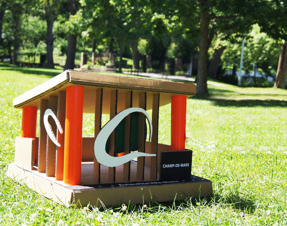 catorday's tweet photo. Cette station de métro se caractérise par ses incroyables vitrines et son design extérieur exceptionnel. Le carton garde les chats chauds 🐱 https://t.co/NAErOWaoEA