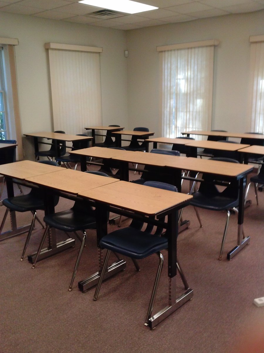 Simone_Forrest's tweet photo. One of the many classrooms at GCU. Students over the years come here to learn and form long-lasting memories. #CM113 #TXC17 https://t.co/xtXYjbl1wp