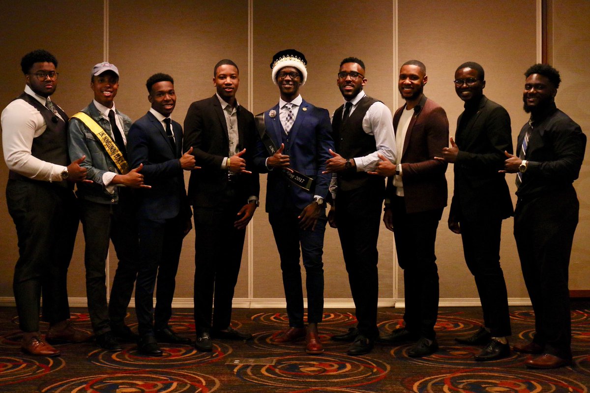 MizzouAlphas's tweet photo. History in the making! This past Homecoming weekend with ZA!! โ๏ธ๐ค๐พ๐ฆ #MUHC17 #LongLiveZA #APhiA #ฮฮฆฮ https://t.co/FqnWdFRxTp