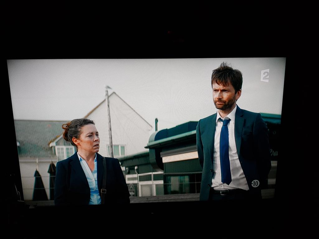 FunnySeng_'s tweet photo. It's so awesome to see @BroadchurchTV season 3 premiere in France with the incredible @David_Tennant and @OColmanFans 😊😍 https://t.co/SJbuRdaNOr