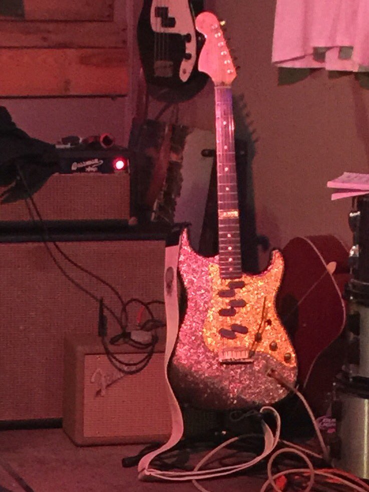 Agent_Octopus1's tweet photo. The Hellecasters strat, my dream guitar! #FoundOnReverb https://t.co/iuCJns9Bk4