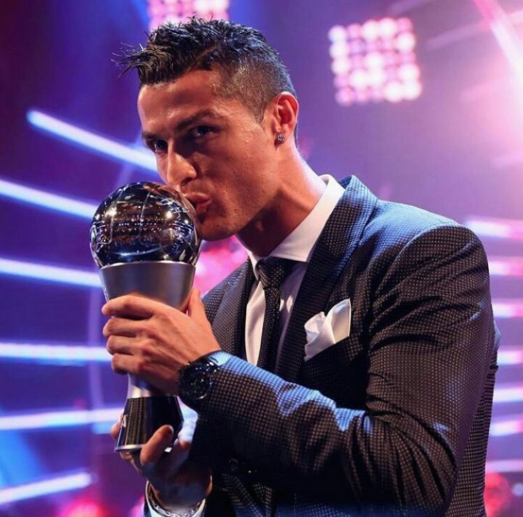 MuradHummet's tweet image. Realliq haqq sayılır, sayılır surreal batil..
Klubu arxasınca aparır, ''gülümsəyən qatil''...
#HalaMadrid #CR7