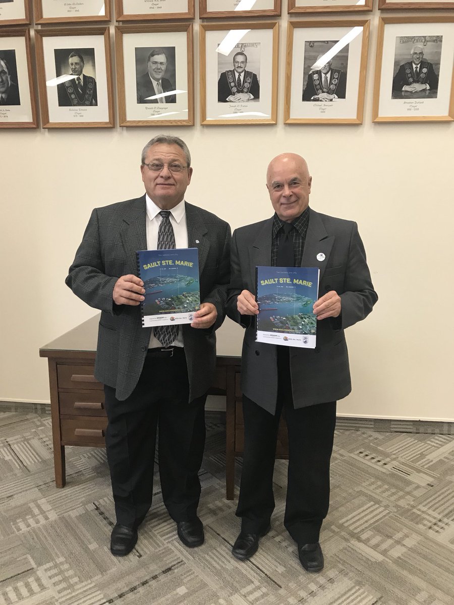 SooShoe's tweet photo. The #Sault supports #AmazonNorth. Councillors Niro, Fata, @ozziegw6, Hupponen and Christian show their support for @Amazon https://t.co/v7H1CDRU8h