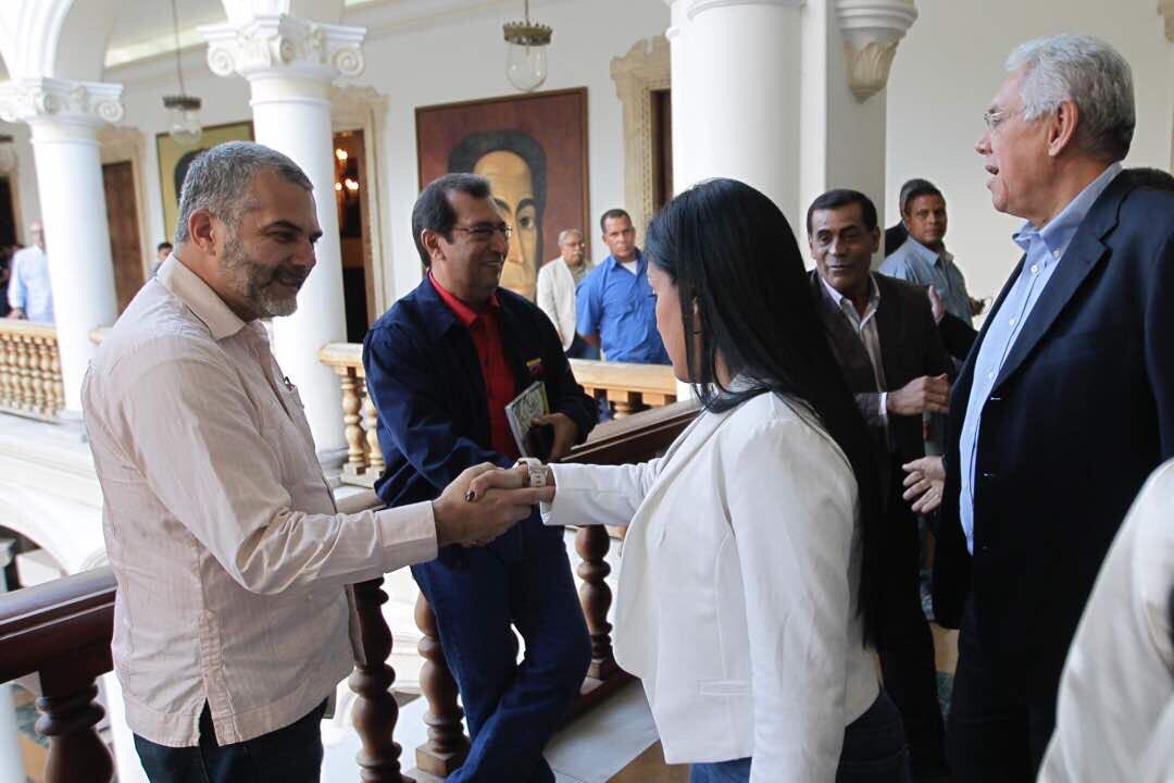 JulioCMoncada's tweet photo. Las filas revolucionarias debemos aplaudir, destacar y felicitar la posición asumida hoy por los Gob's de AD ante la ANC y Venezuela. https://t.co/47kf6lr2cL