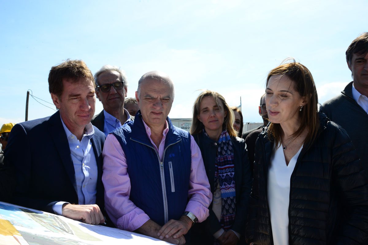 diegosantilli's tweet photo. Junto a @horaciorlarreta, @mariuvidal y parte del equipo, recorrimos los avances en las obras del Puente Lacarra. https://t.co/JIzxiK1QHM