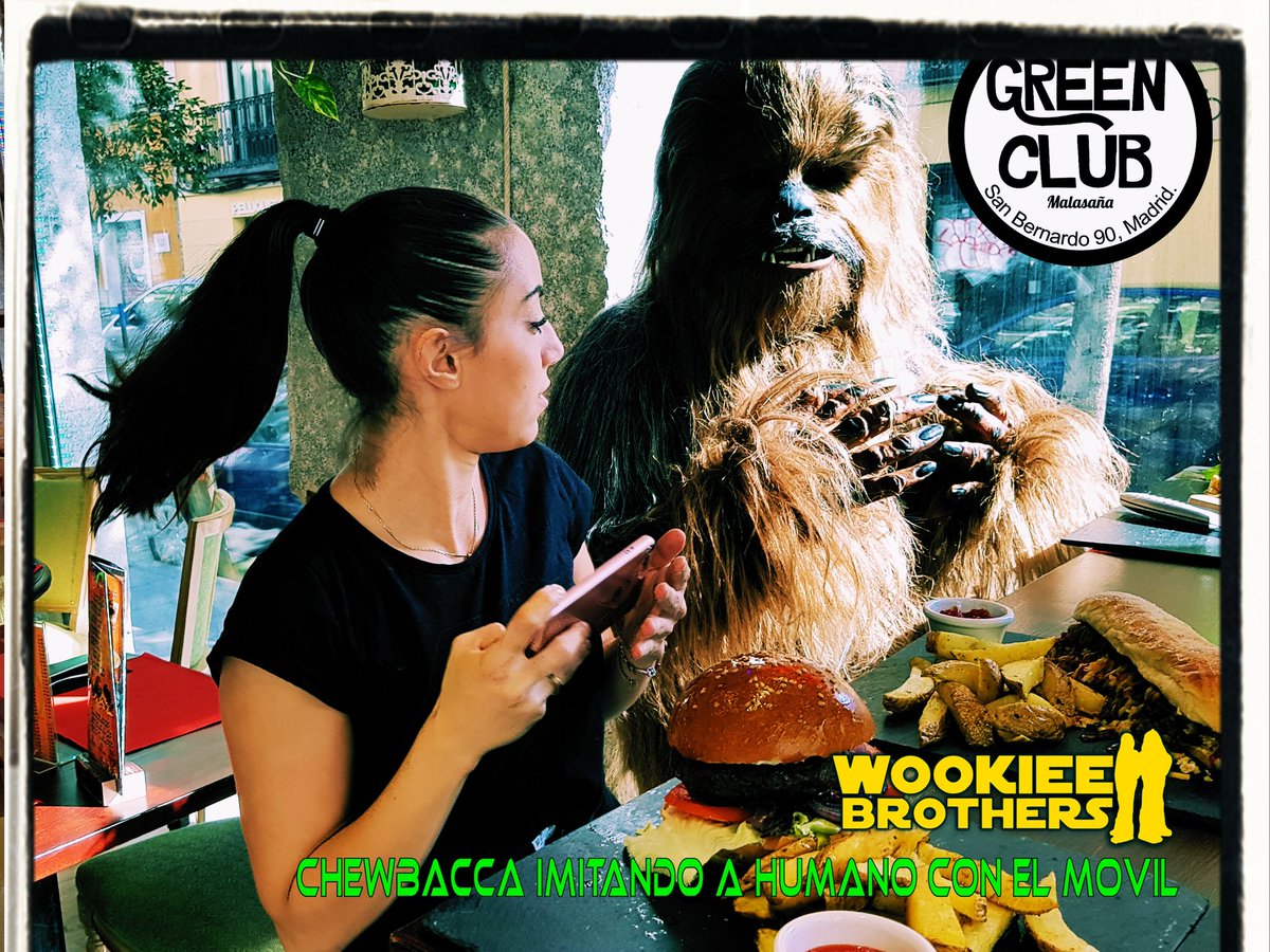 WookieeBrothers's tweet photo. Chewbacca imitando a humana con movil en el #Greenclubmadrid  de San Bernardo 90. https://t.co/gIzxuMza9S