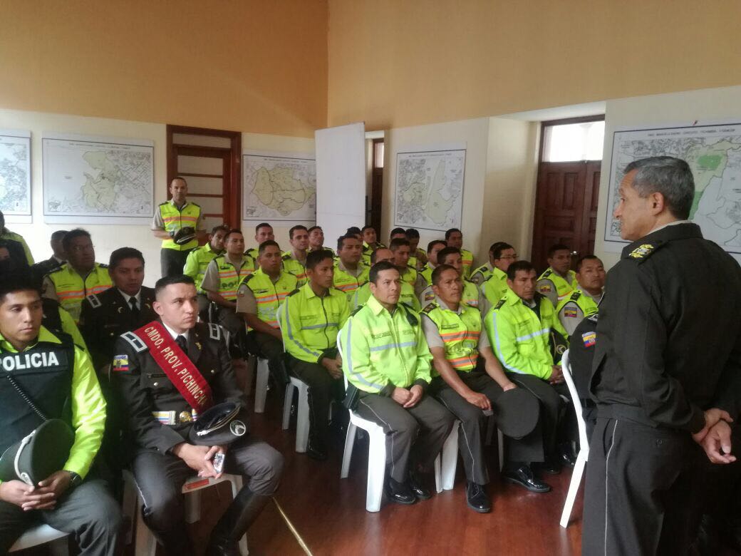 PoliciaEcuador's tweet photo. #CmdteDMQ, durante su ciclo de visitas en territorio, motiva al personal del #DistManuelaSáenz a trabajar con integridad y decoro https://t.co/NyYZU729Nk