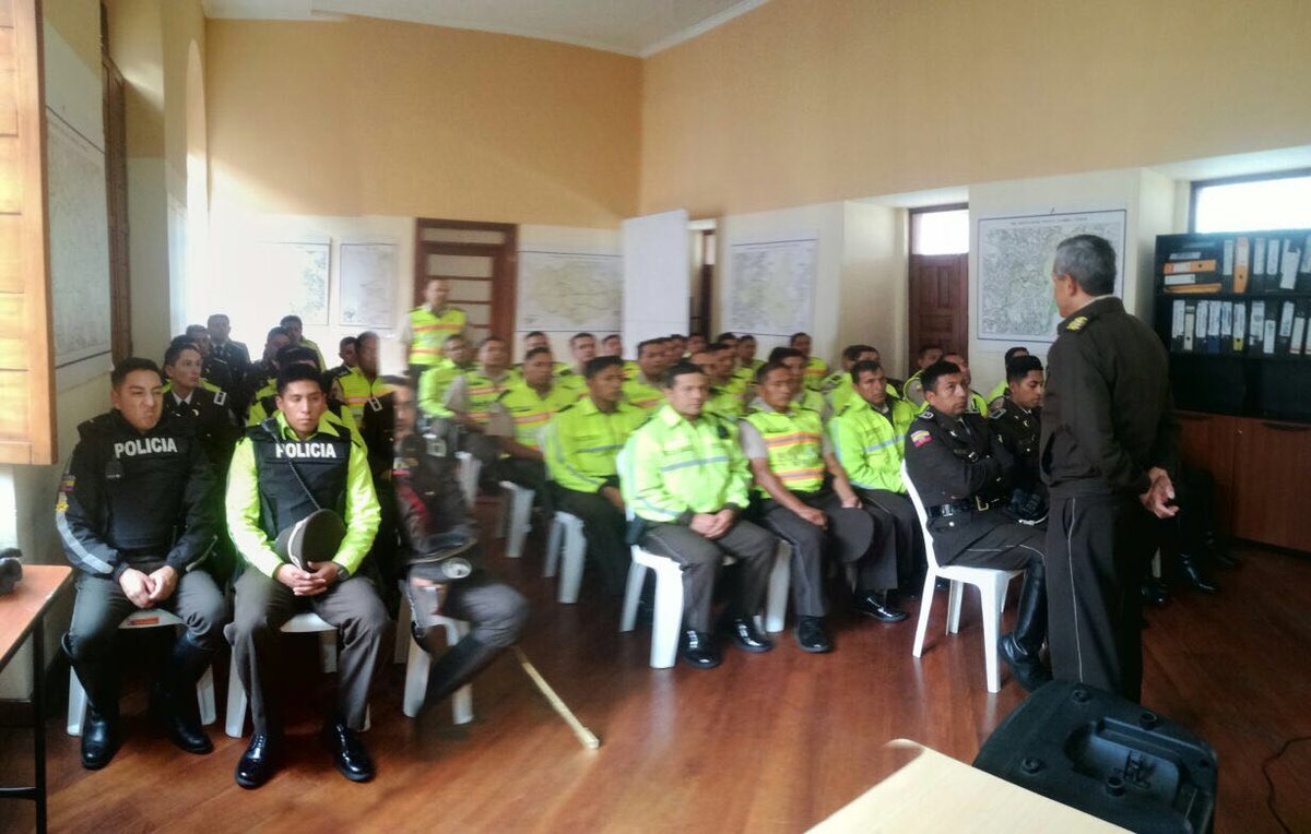 PoliciaEcuador's tweet photo. #CmdteDMQ, durante su ciclo de visitas en territorio, motiva al personal del #DistManuelaSáenz a trabajar con integridad y decoro https://t.co/NyYZU729Nk