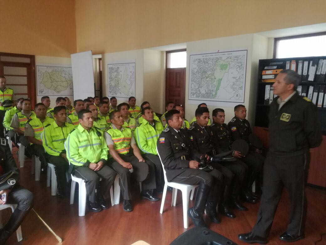 PoliciaEcuador's tweet photo. #CmdteDMQ, durante su ciclo de visitas en territorio, motiva al personal del #DistManuelaSáenz a trabajar con integridad y decoro https://t.co/NyYZU729Nk
