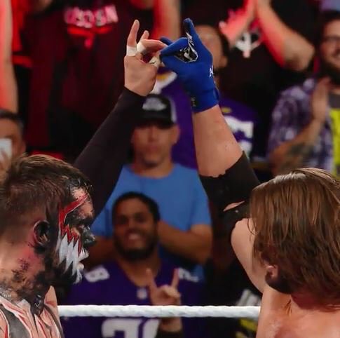 Beyond_Ropes's tweet photo. Hermoso... random si, pero hermoso.
#WWE #WWETLC #TLC #TLCCL https://t.co/ODrknBV4X3