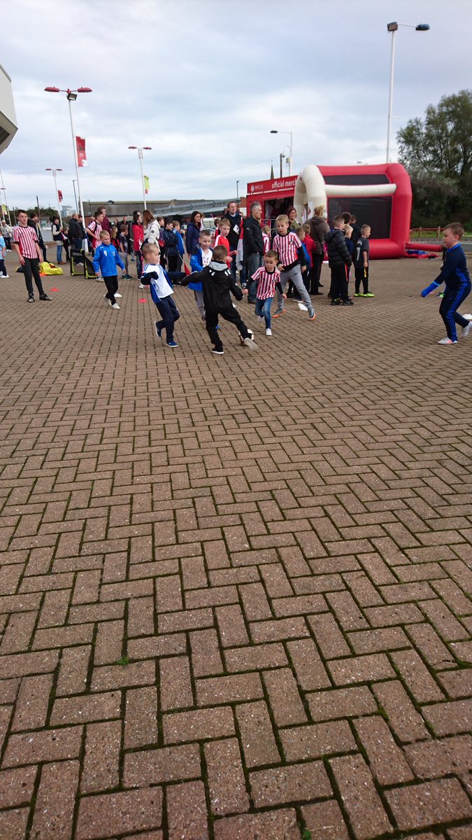 Mark_Gradwell's tweet photo. Kids had a great time @StadiumOfLight #SAFCFanFest today.
Great to catch up with @robynparker13 @JackGray1997 too https://t.co/MwaI79i2qJ