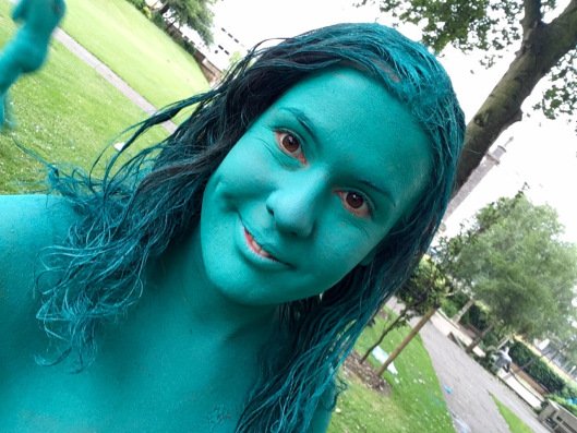 UPDATE: "I can't be frigged". Hull woman who painted herself blue for "Sea of Hull' still hasn't had a wash bit.ly/2iuNICG