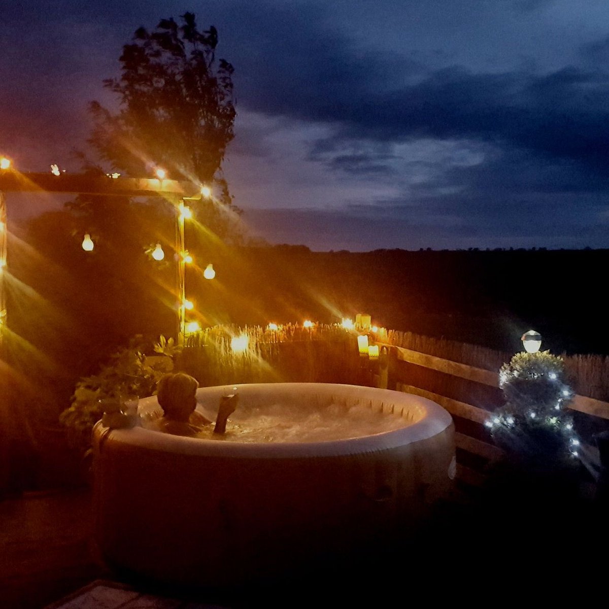 Chilly outside but so warm in the bubbles #parties #Xmas #NewYear #hottubhire #Northumberland  #Bnboom 
Please like &amp; share