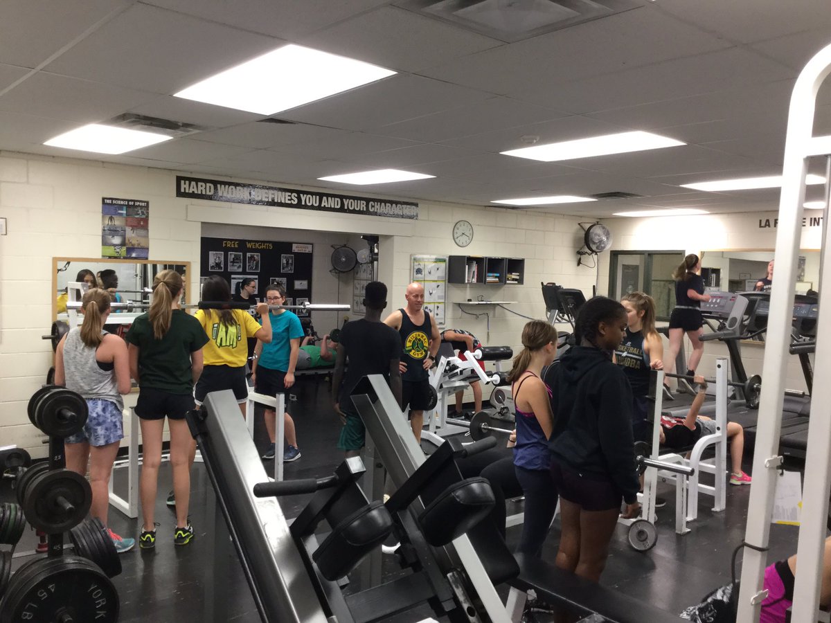 MMCBUCKEYES's tweet photo. Get fit with Mr. Schroeder &amp; Mr.Au after school! Weight room is open daily until 4:15pm. A great way to earn PE hours. @MarkBruce4 https://t.co/XHCnTkqgZb