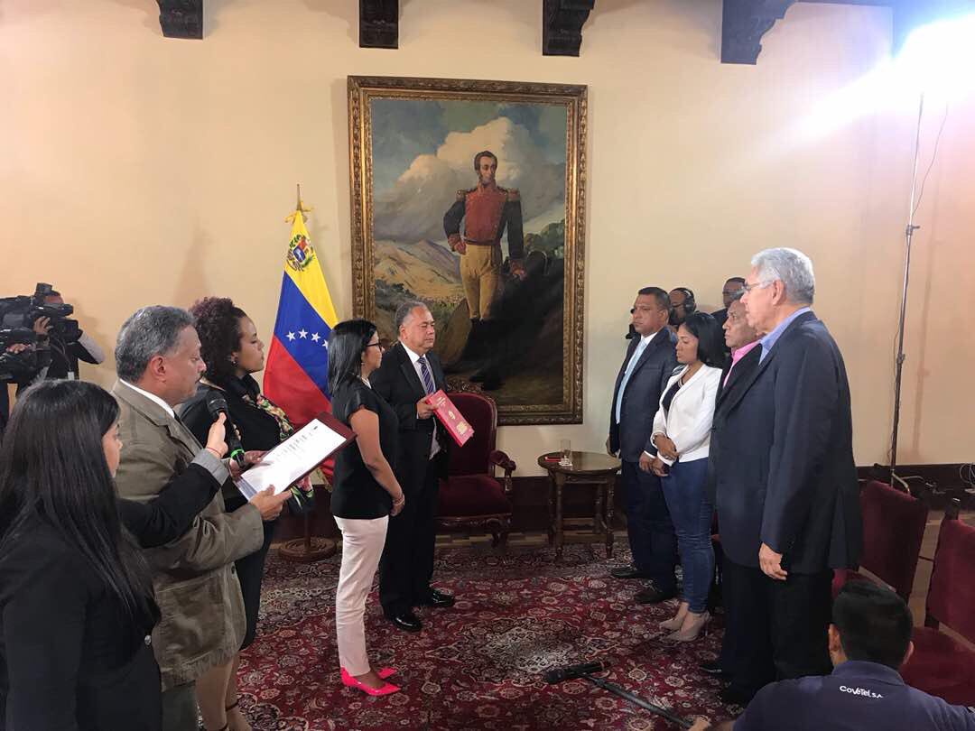 carlosvecchio's tweet photo. La foto de la vergüenza. Traición contra quienes luchan y han dejado su vida por libertad de Venezuela https://t.co/Ve3O0LSmlD