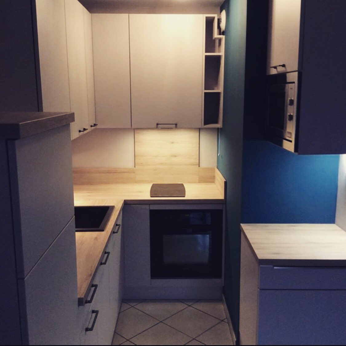 HackerTlse's tweet photo. Même les petits espaces #cuisine #kitchendesign #design #deco #decorationinterieur #appartement #renovation #atypique #poignees #taupe #bois https://t.co/4CFKJmLKDE