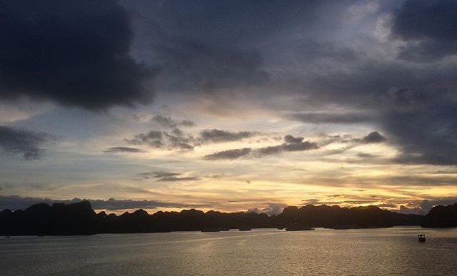 simone__walsh's tweet photo. @oneplus Halong Bay’s #GoldenHour #OnePlus5 #Vietnam @oneplus https://t.co/3Dn7pzv0Wc