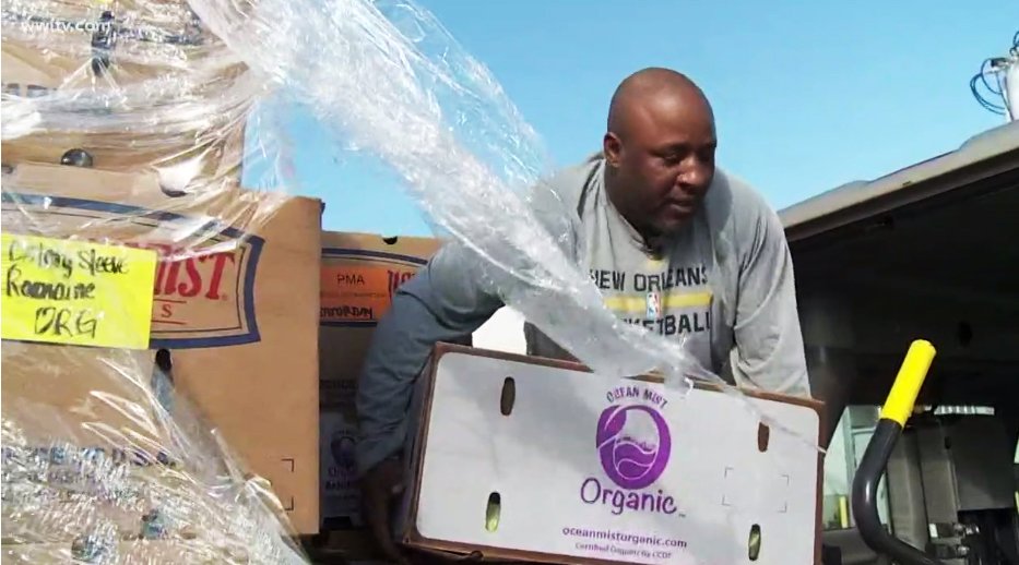 DArrigoNewYork's tweet photo. Exhibitors from @pma #FreshSummit donate 400,000 lbs of fresh #produce to Second Harvest Food Bank: https://t.co/TprbiJswfJ #hurricanerelief https://t.co/C6qXGsTsAH
