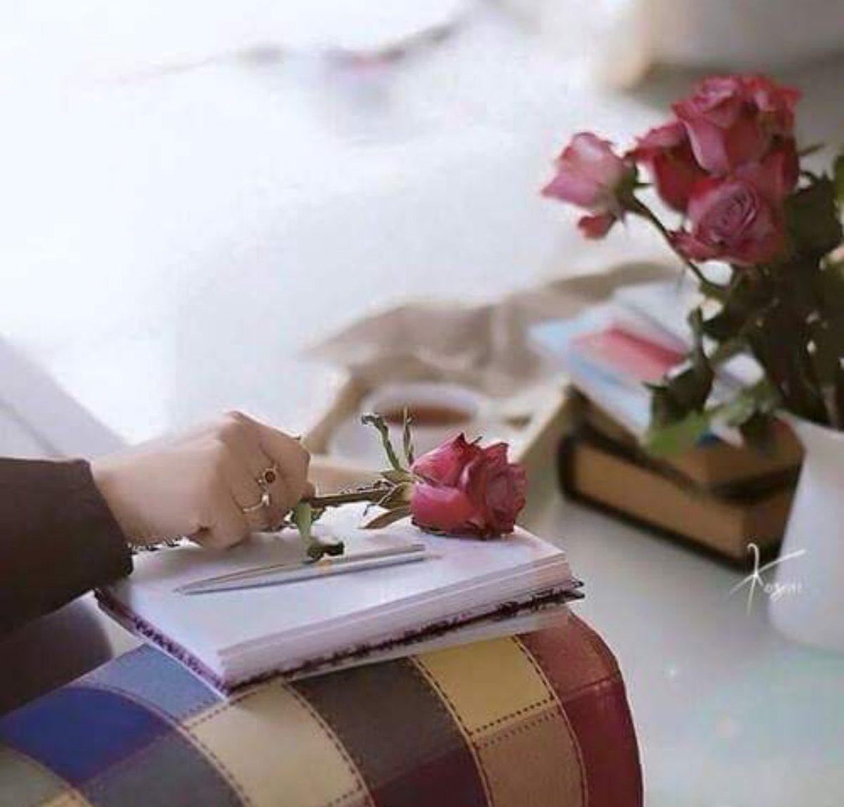 تدرو الأيام..والشهور..والسنين...
نبقى مثل م حنا..حنا...
مايغيرنا البعد عن العين...
بين ليل ونهار نعيش ونحيا..
على الطّيب مع الزين والشين...