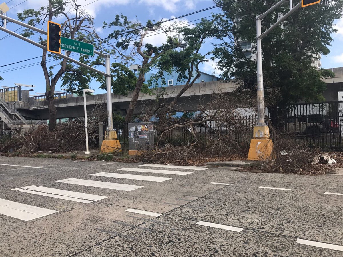 condadofashion's tweet photo. Un poco de Hato Rey al sol de hoy. Donde #LasRatasDeYulín imperan y bailan reguetón. Así es está #ElSucioSanJuan. #Nasty https://t.co/RzY94IT8Pm