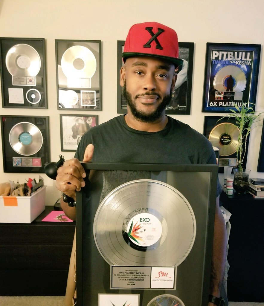 Vakseen's tweet photo. Just got my new PLATINUM plaque from working on #TheWar album w/ 1 of my fav #Kpop groups @weareoneEXO 👑BLESSED is an understatement💯Love to #EXO #Exol &amp; SM🙏🏾from #TeamVakseen 🌊 https://t.co/JPD8GwykpY