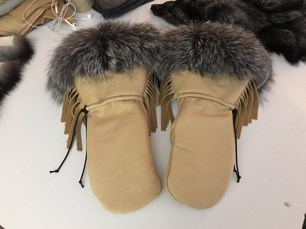 DonnaGull's tweet photo. Just finished, Gauntlets with fox fur
#handmademitts #Peawanuckartisan #WeenuskBeadedCreeations https://t.co/udaRMRXa7j