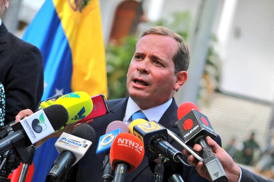 JuanPGuanipa's tweet photo. Por amor al Zulia y Venezuela, con coherencia y dignidad no nos juramentaremos ante la fraudulenta ANC https://t.co/yr4nXsXTcM
