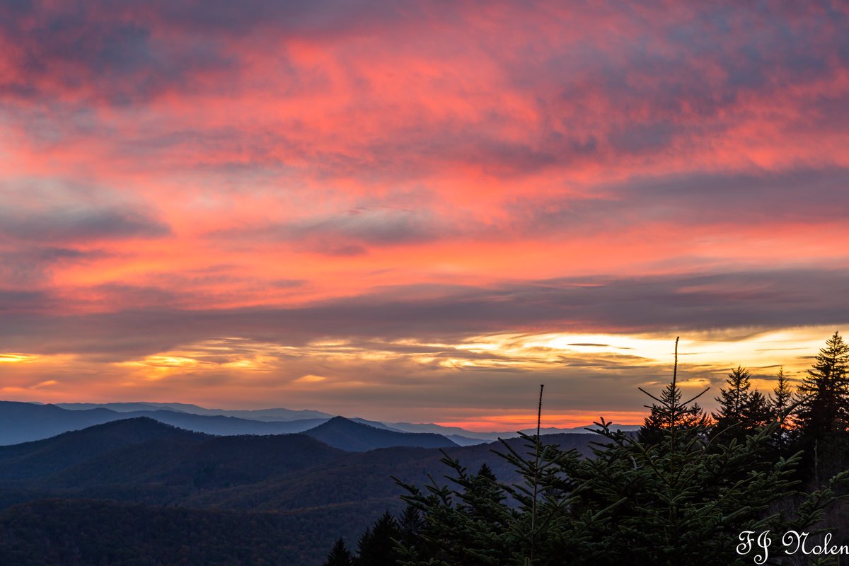 fnolen73's tweet photo. Mountain Sunset. #BlueRidgeParkway #NorthCarolina #withmytamron #nikon https://t.co/R8mLLRNLM4