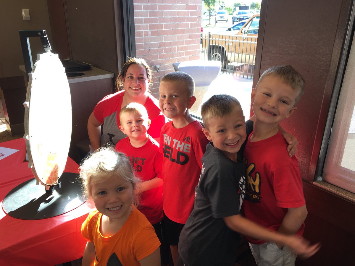 MrsAndersonK's tweet photo. Spirit night at chick-fil-a!    #koalap2pmoments #promise2purpose #kuehnlekisd #kleinisd https://t.co/NYWByMxy5l
