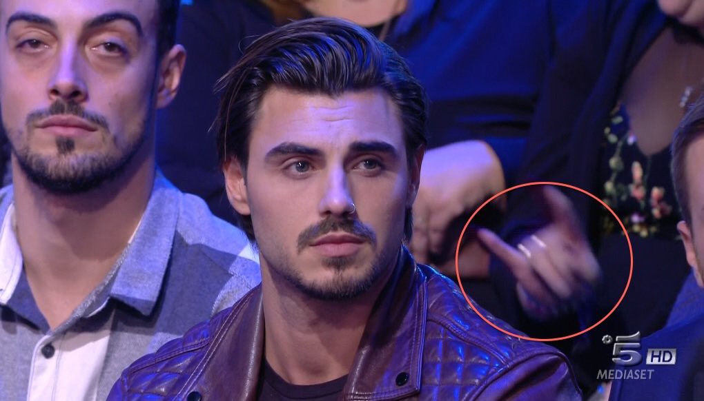 LifeisMINAGIOIA's tweet photo. Io vorrei dare un premio oscar a questa signora dietro. #GFvip https://t.co/yJJyr37Fgm