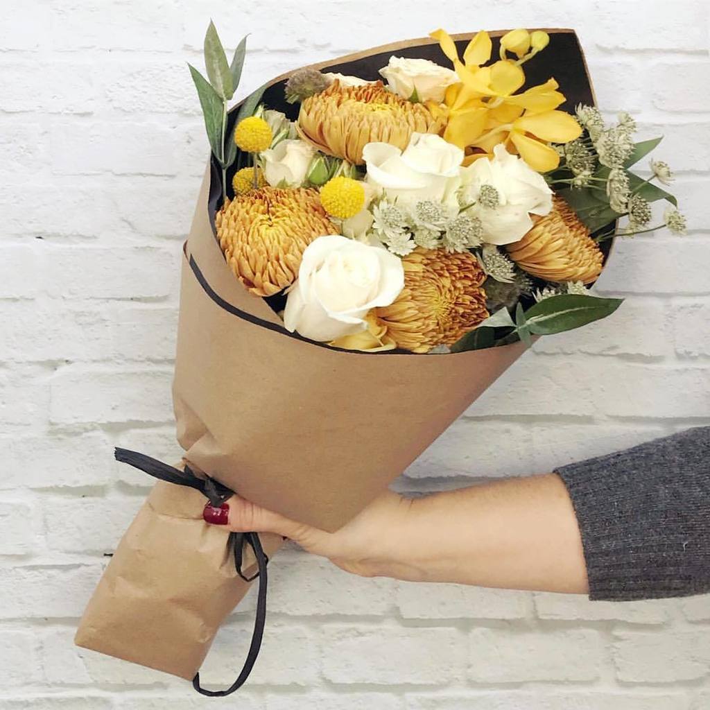 stemandbloom's tweet photo. Loving the subtle fall palette of this week’s golden bouquet. What’s your favorite flower for fall? https://t.co/qnKGMwvXD4