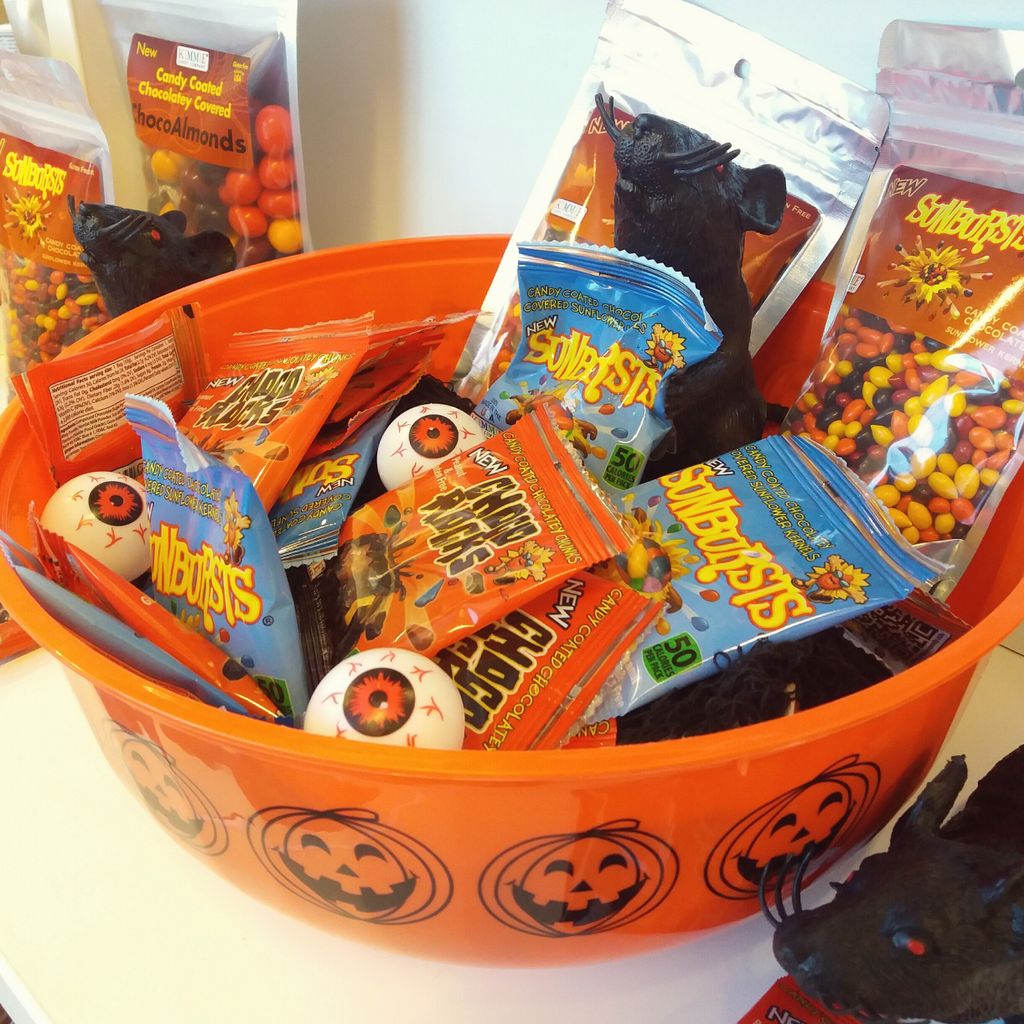 KimmieCandy's tweet photo. Things are getting spooky over at Kimmie Candy!
#kimmiecandy #sunbursts #chocorocks #halloween https://t.co/27T7oAbEbQ