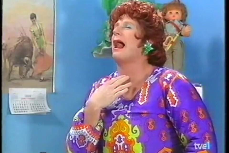La_Antonias's tweet photo. Estoy calentando la voz, me acaban de llamá de #OTGala0 pa que entre esta noche, van a echá a todos y se quedan sin concursantes. https://t.co/kiMC8T1hkw