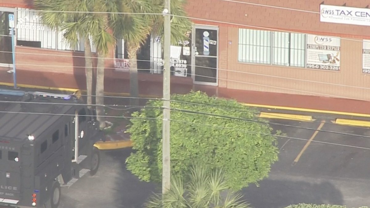 WATCH LIVE Suspect barricaded inside Fort Lauderdale barbershop bit.ly/2l8xb8m https://t.co/qm80E6NNeO