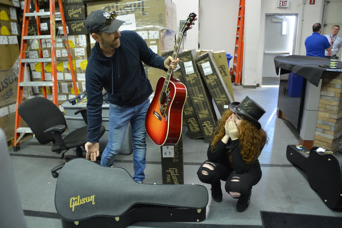 sophiaradisch01's tweet photo. #redslash #vegasstrong #vegasrising2017 #lasvegas #vegas #usa #gibson #gibsonguitar #gibsonartist #sophiaradisch #singer #songwriter https://t.co/fQfQvfRoC7