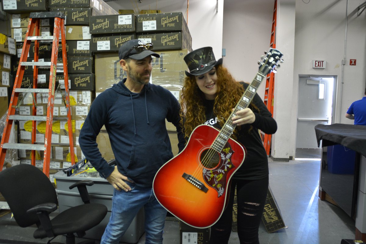 sophiaradisch01's tweet photo. #redslash #vegasstrong #vegasrising2017 #lasvegas #vegas #usa #gibson #gibsonguitar #gibsonartist #sophiaradisch #singer #songwriter https://t.co/fQfQvfRoC7